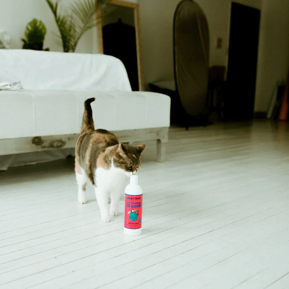EarthBath 2 in 1 Conditioning Cat Shampoo Light Wild Cherry - Image 7